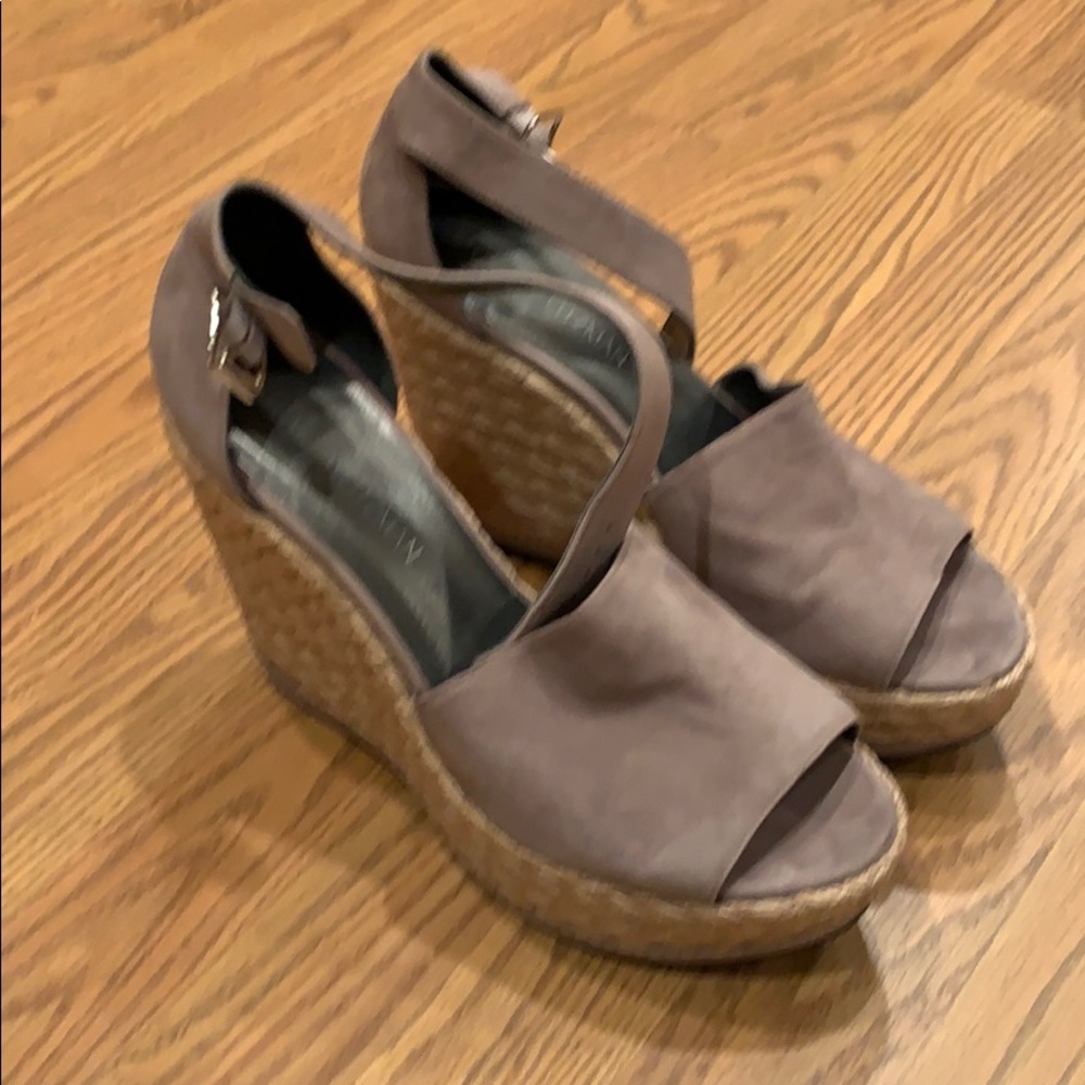 Stuart Weitzman Sohojute Beige Wedges Size 10 - image 2